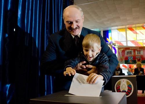 Александр Лукашенко с сыном Колей (2008 г.)