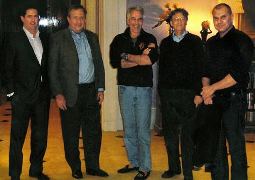 Слева направо: Джеймс Э. Стейли, Лоуренс Саммерс, Джеффри Эпштейн, Билл Гейтс и Борис Николич